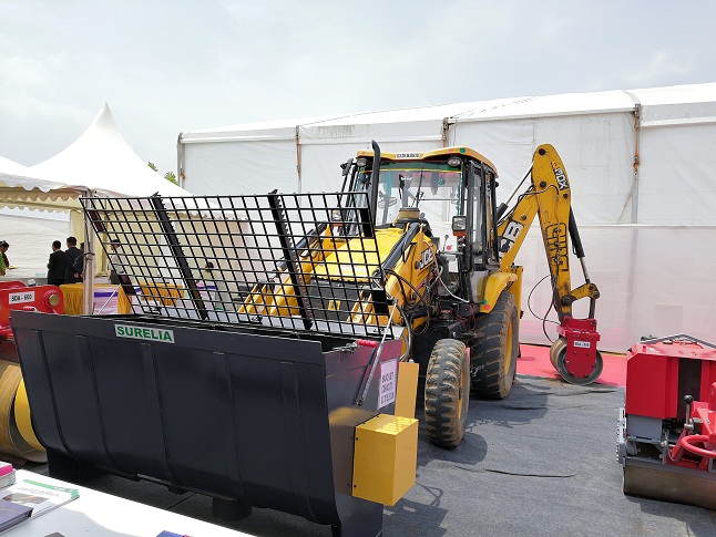 Attachment Type Concrete Mixing Bucket in Ahmedabad, India